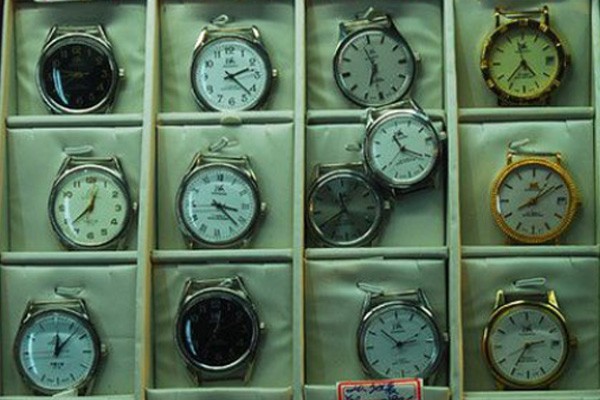 部分旧老上海手表在回收店展示图